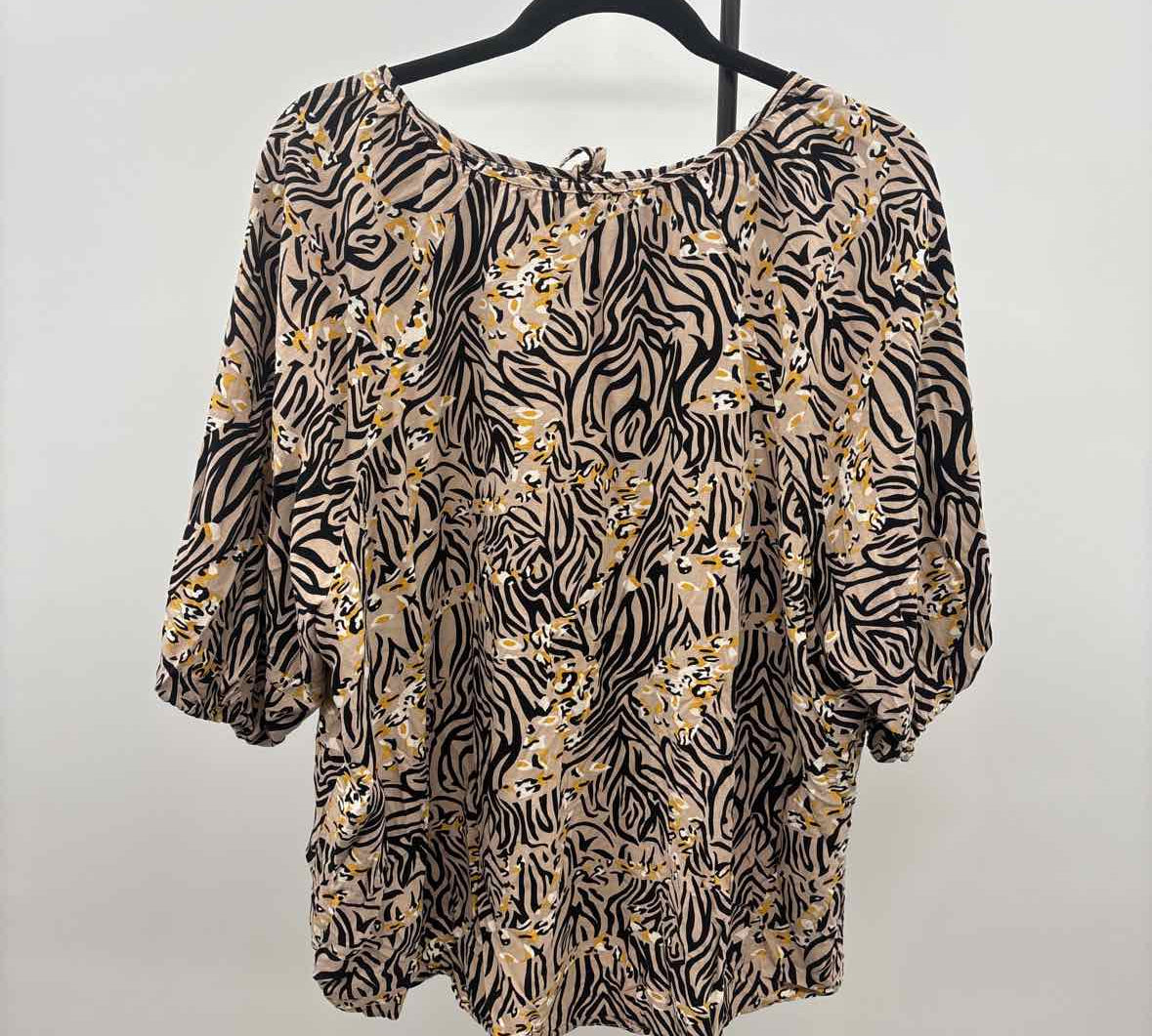 89th & Madison Women's Size 1X Tan Abstract Short Sleeve Shirt