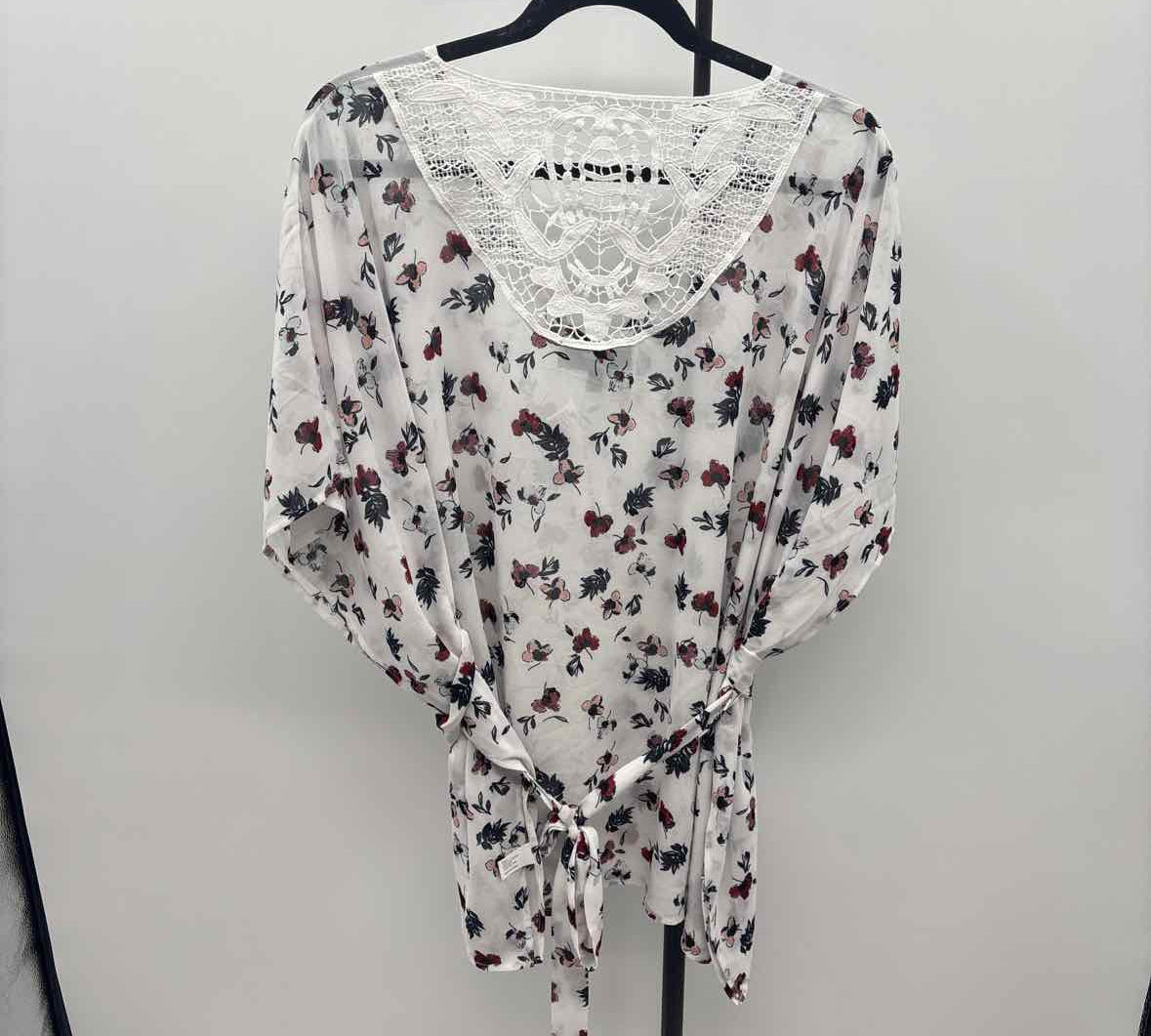 Lane Bryant Women's Size 14 White Floral Short Sleeve Shirt