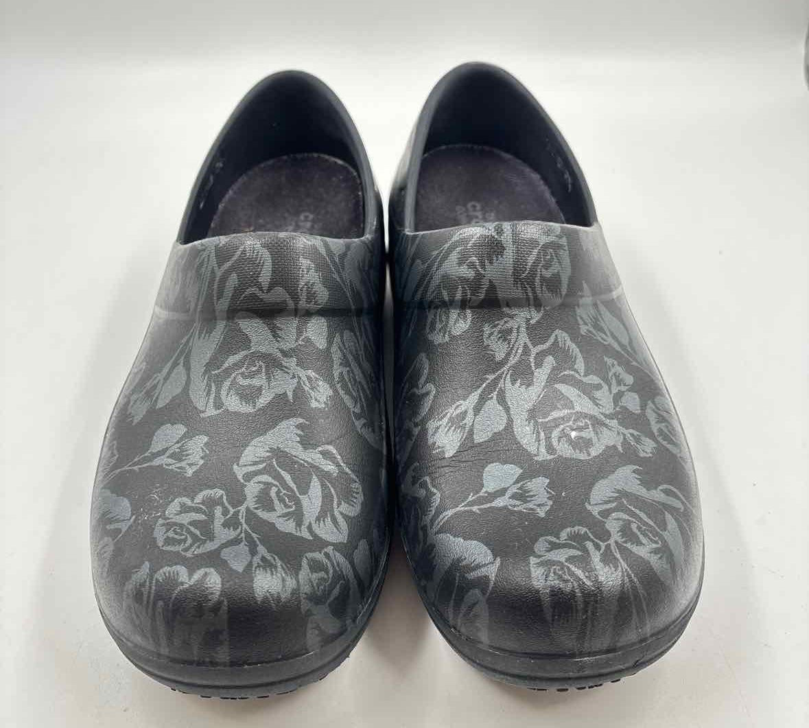 Crocs Women's Shoe Size 8 Black Floral Clogs