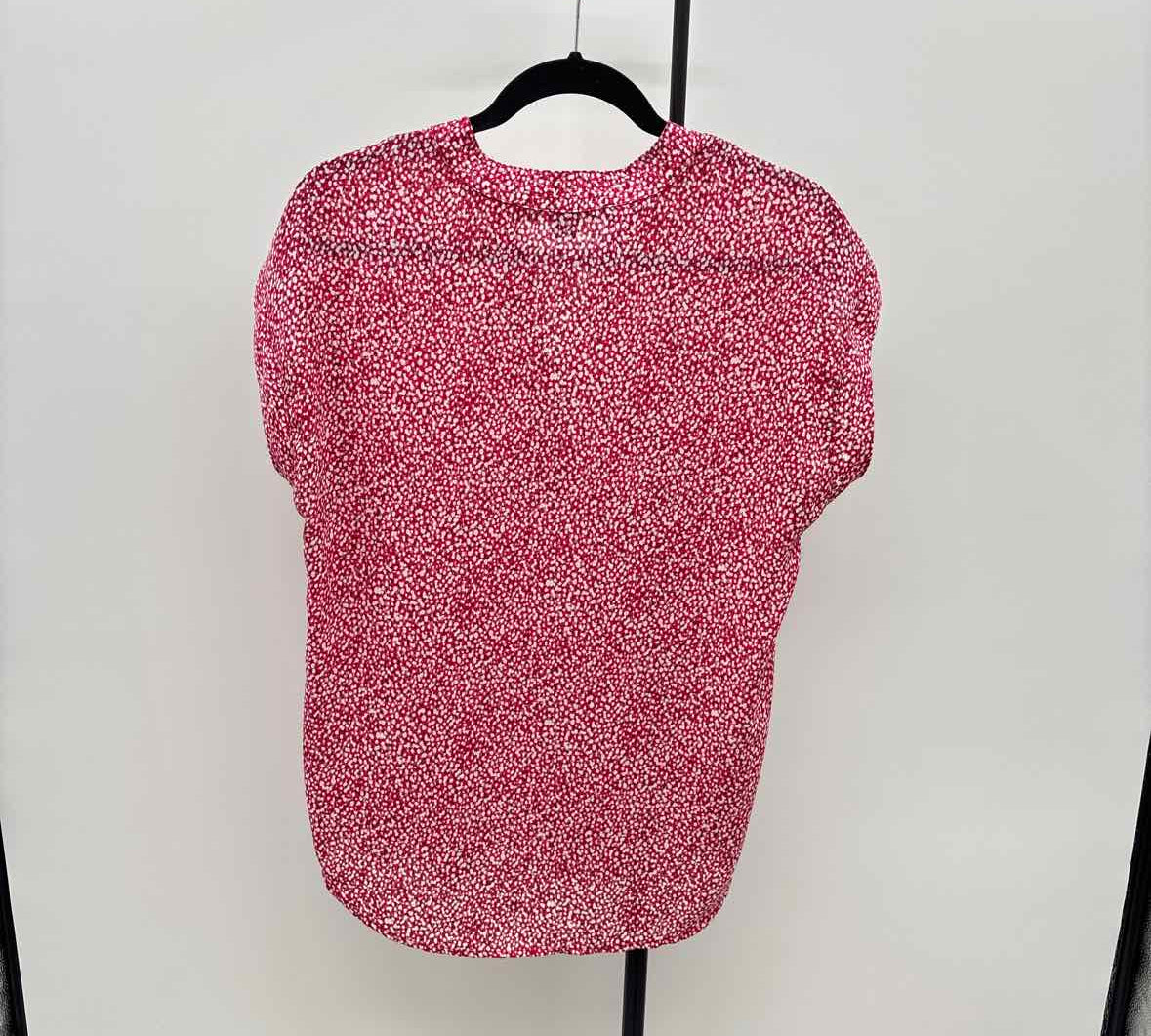 Cynthia Steffe Women's Size S Cranberry Spotted Short Sleeve Shirt