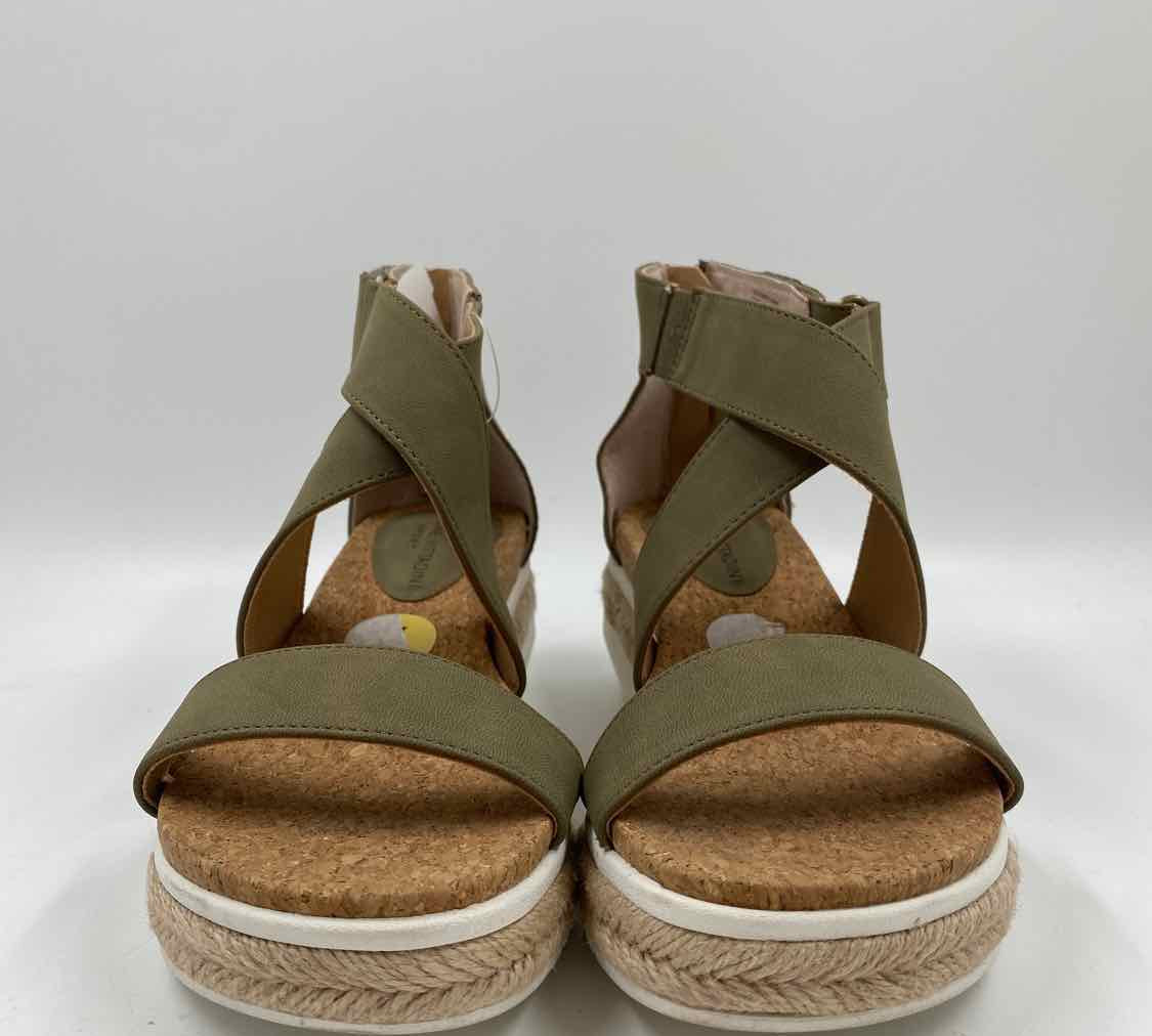 Adrienne Vittadini Women's Shoe Size 7 Olive Solid Sandals
