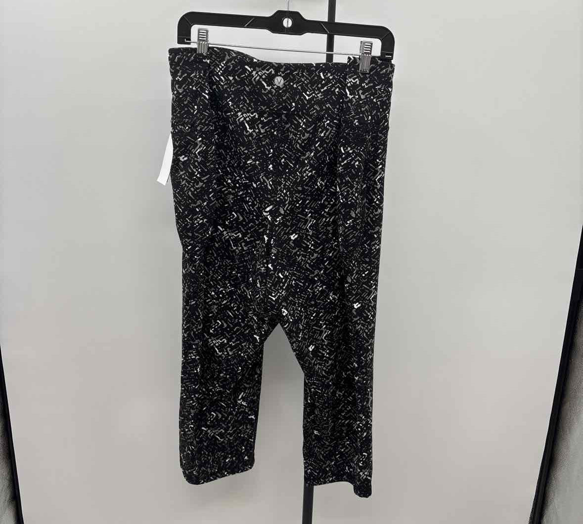 LIVI active Women's Size 26 Black Abstract Capris