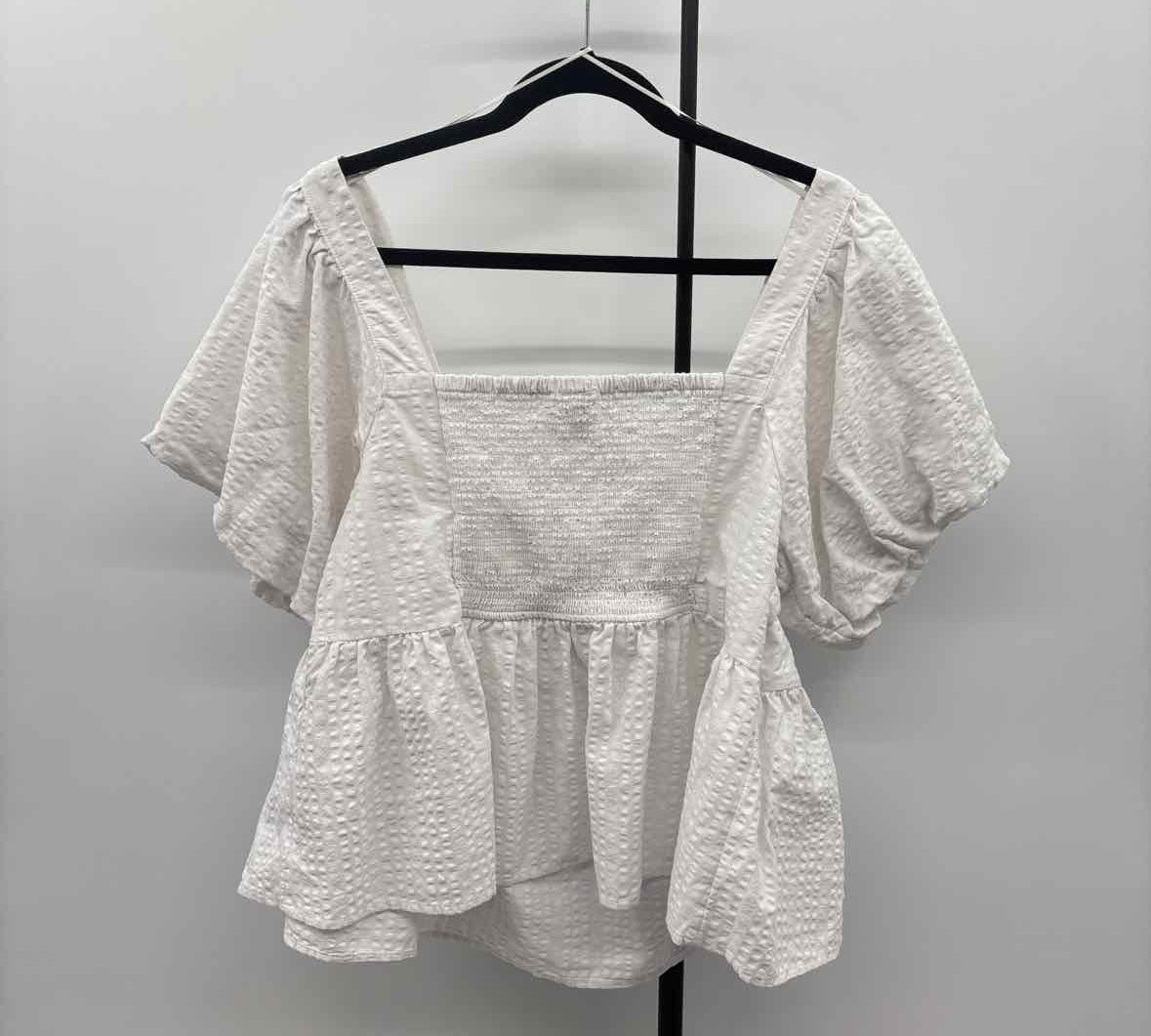Old Navy Junior's Size 2X White Textured Short Sleeve Shirt