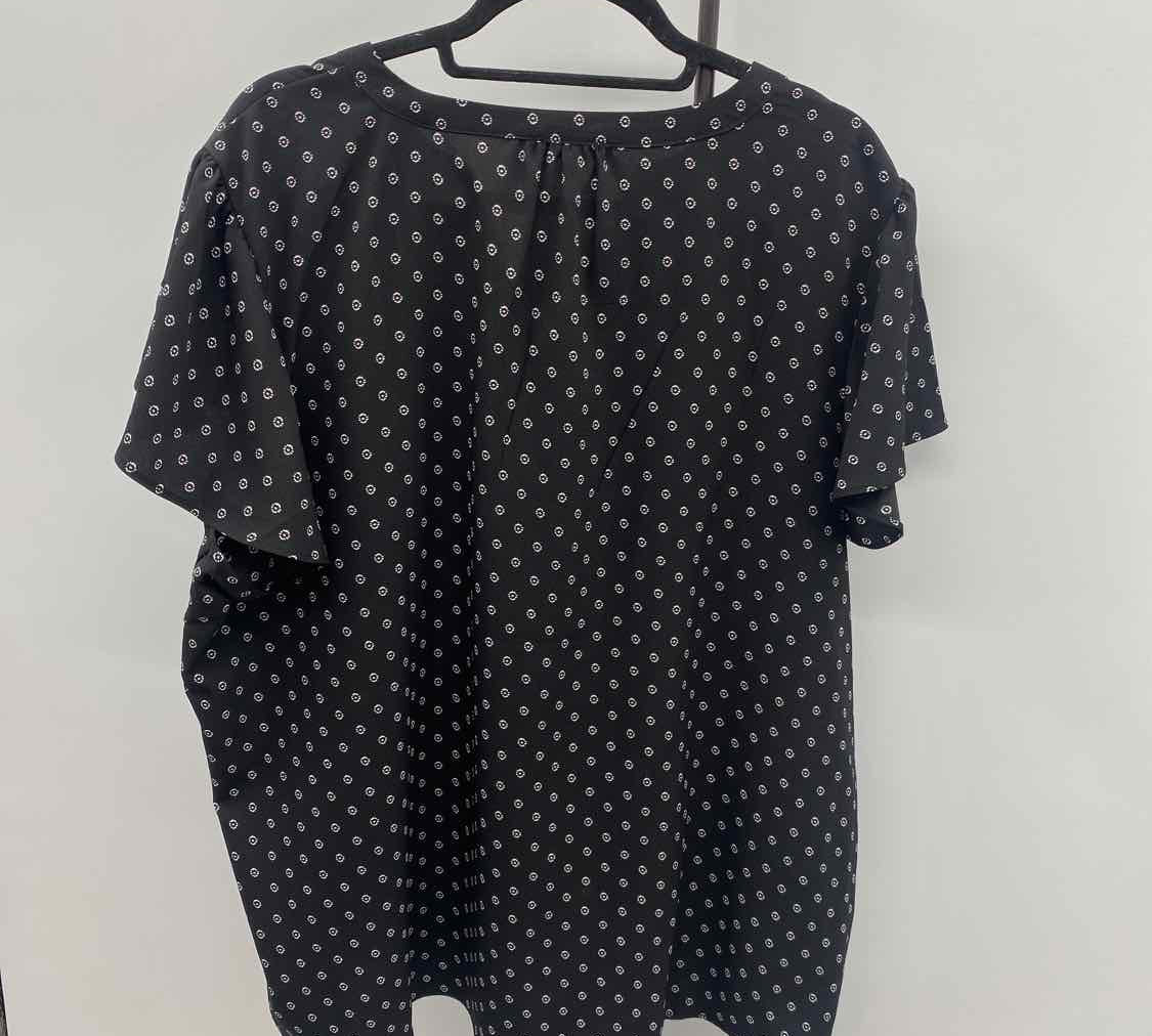 Maurice's Women's Size 2X Black dotted Short Sleeve Shirt