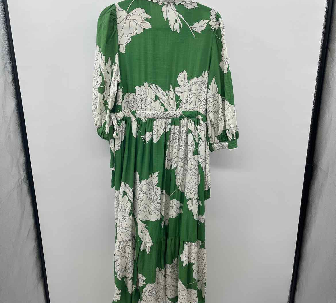 entro Women's Size 10 Green Flag Dress