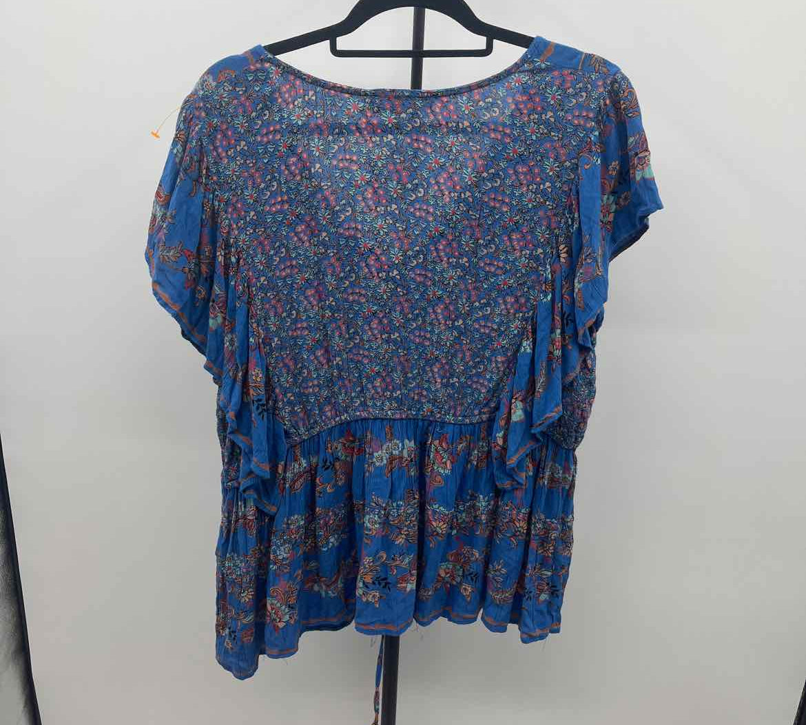 A Beautiful Soul Women's Size L Blue Floral Short Sleeve Shirt