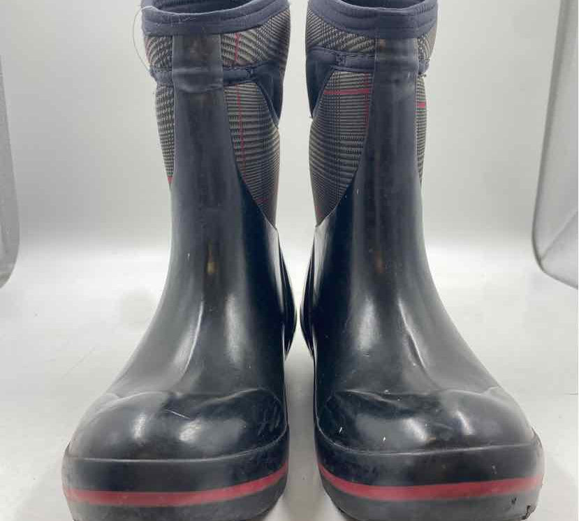 Bogg Women's Shoe Size 7 Black Plaid Boots