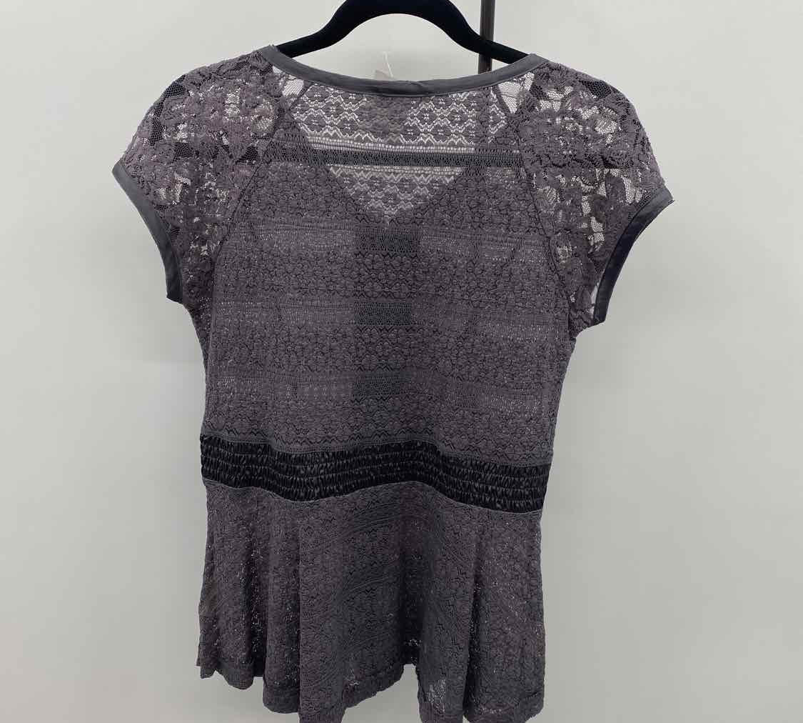 Mystree Women's Size M Charcoal Lace Short Sleeve Shirt