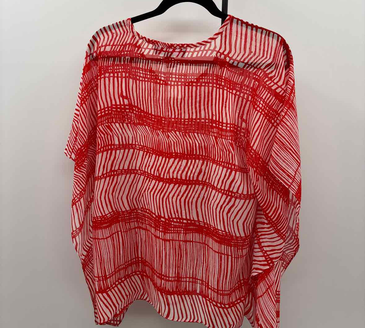 Peck & Peck Women's Size S Red lines Short Sleeve Shirt