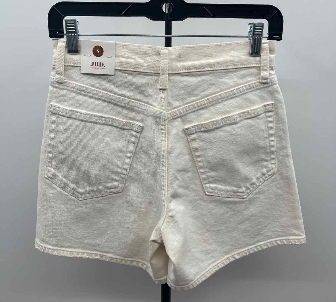 JBD Women's Size 6 White Solid Shorts