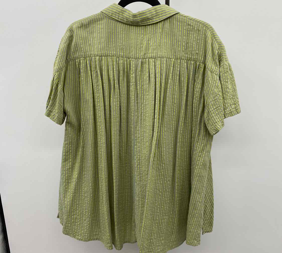 By Together Women's Size L Green Stripe Short Sleeve Shirt