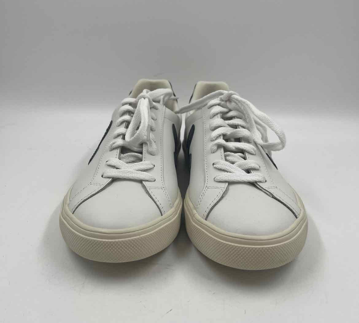 VEJA Women's Shoe Size 7 White Solid Sneakers