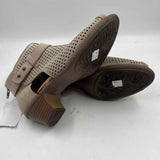 Earth Women's Shoe Size 7.5 Beige dotted Sandals