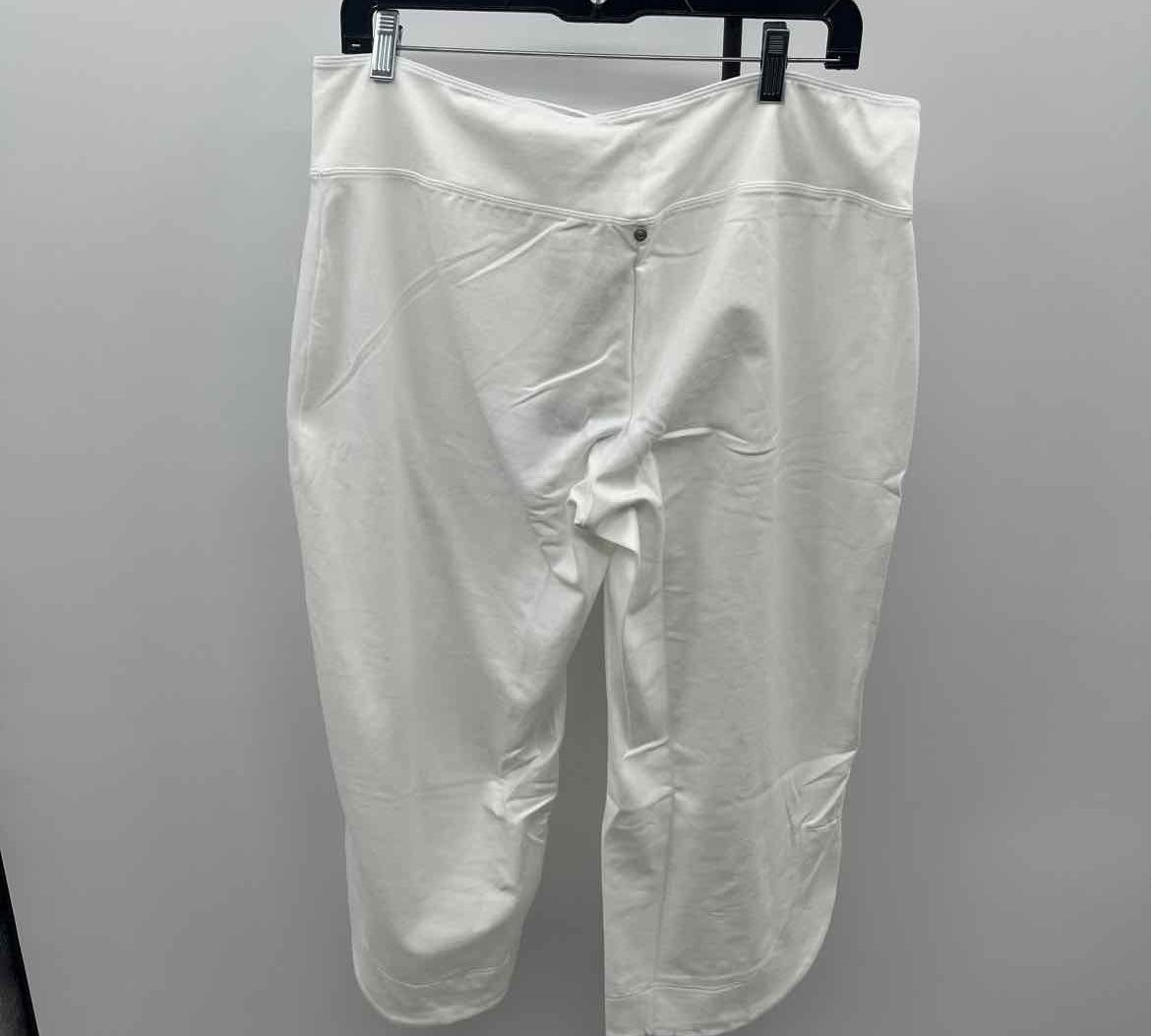 Neon Buddha Women's Size 14 White Solid Capris