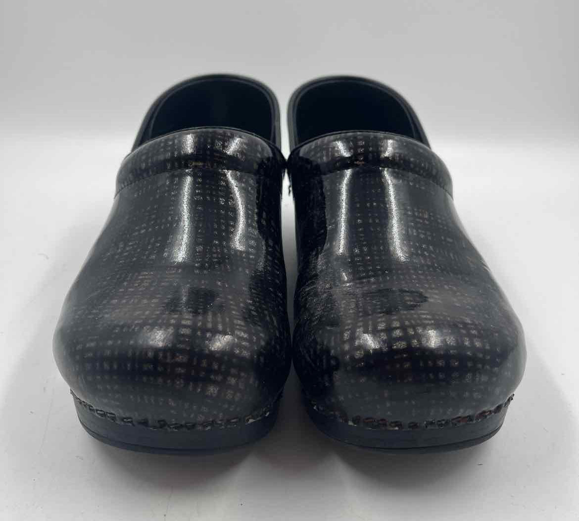 Dansko Women's Shoe Size 10 Black Textured Clogs