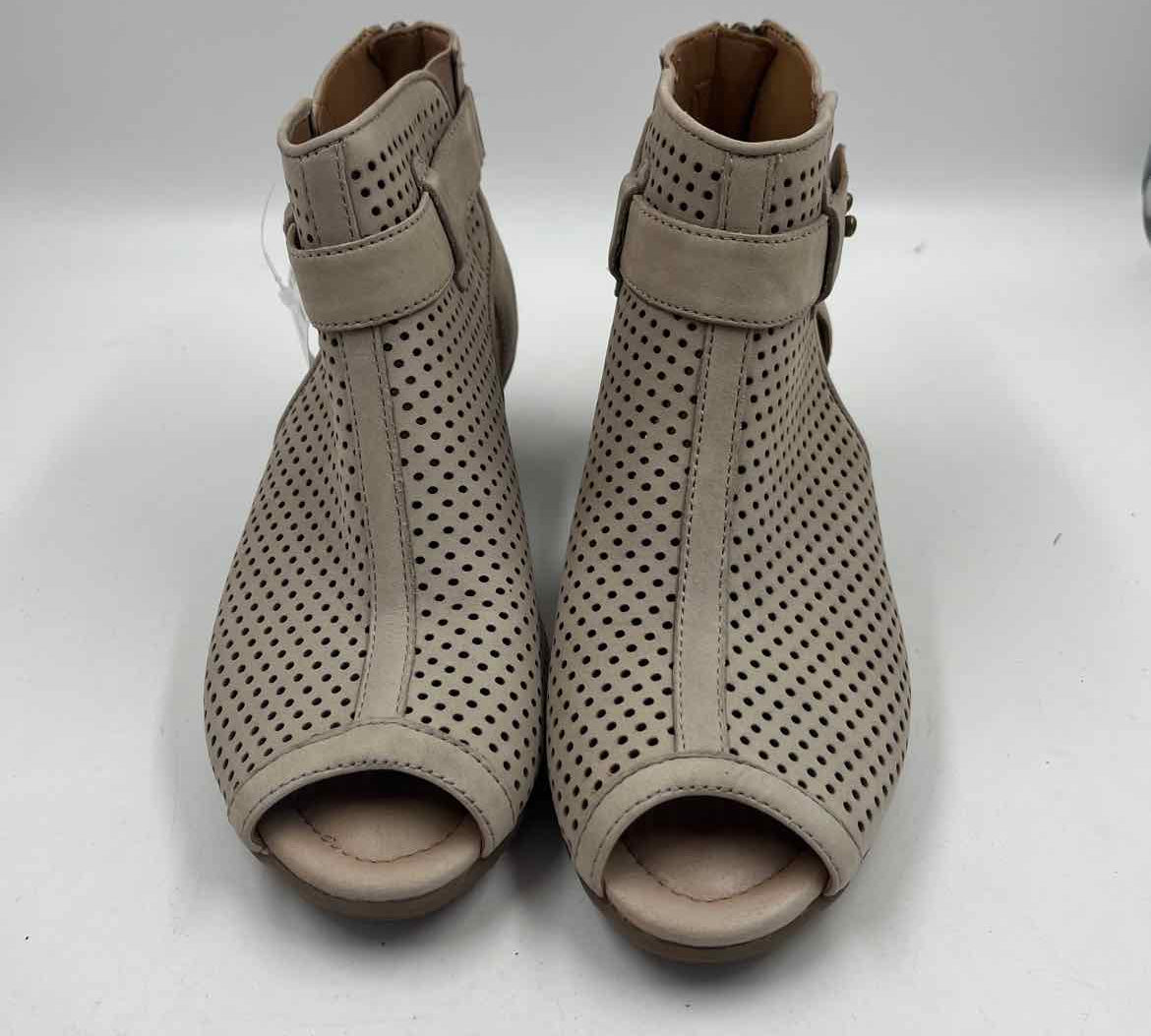 Earth Women's Shoe Size 7.5 Beige dotted Sandals