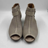 Earth Women's Shoe Size 7.5 Beige dotted Sandals