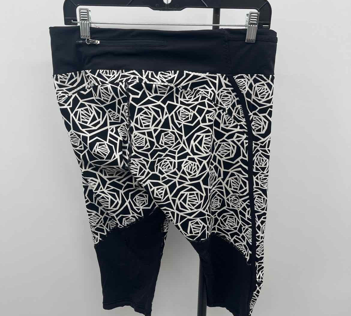 Unbranded Women's Size 14 Black Abstract Capris