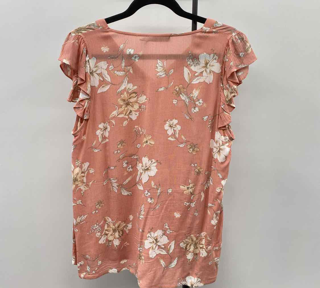 Doe & Rae Women's Size M Peach Floral Short Sleeve Shirt