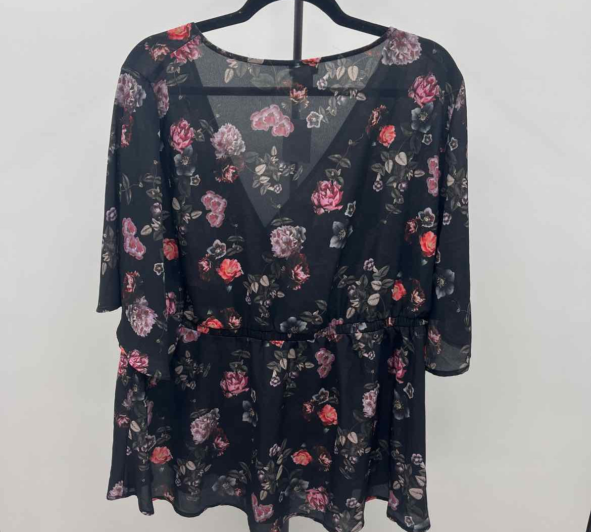 Torrid Women's Size 2X Black Floral Short Sleeve Shirt