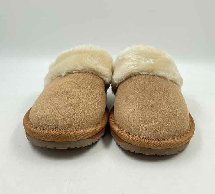 Minnetonka Women's Shoe Size 8 Tan Solid Slippers