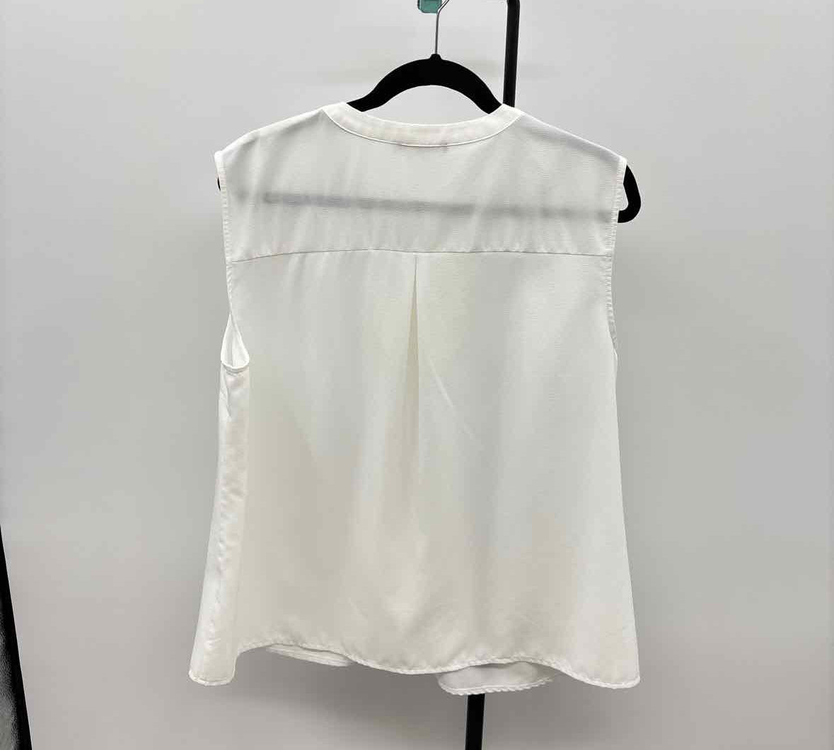 Gaharu Women's Size XXL White Solid Sleeveless Shirt