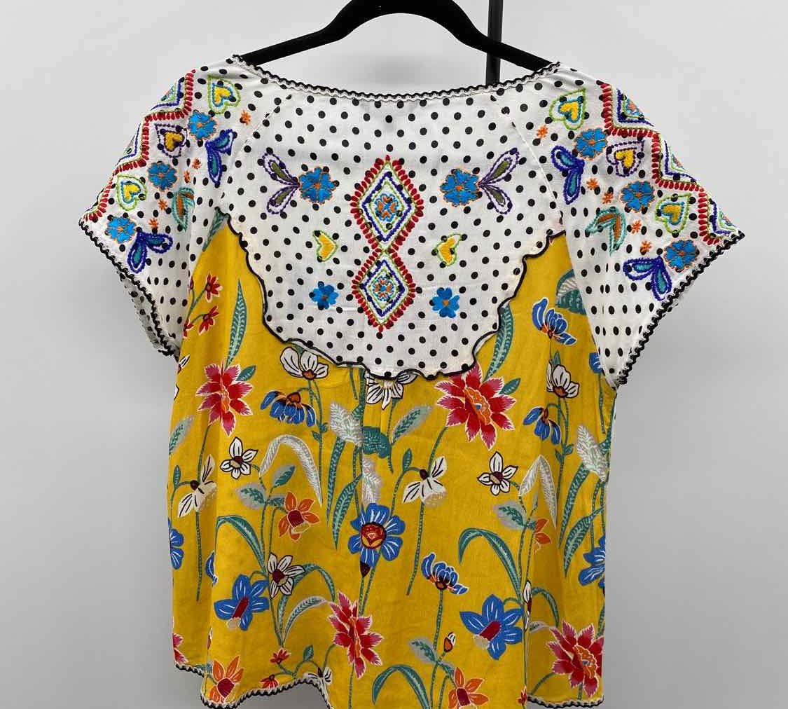 John Mark Women's Size S White dotted Short Sleeve Shirt