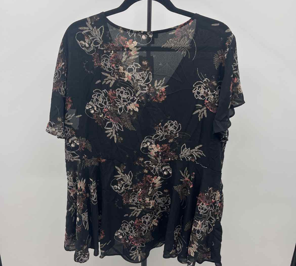 Torrid Women's Size 3X Black Floral Short Sleeve Shirt