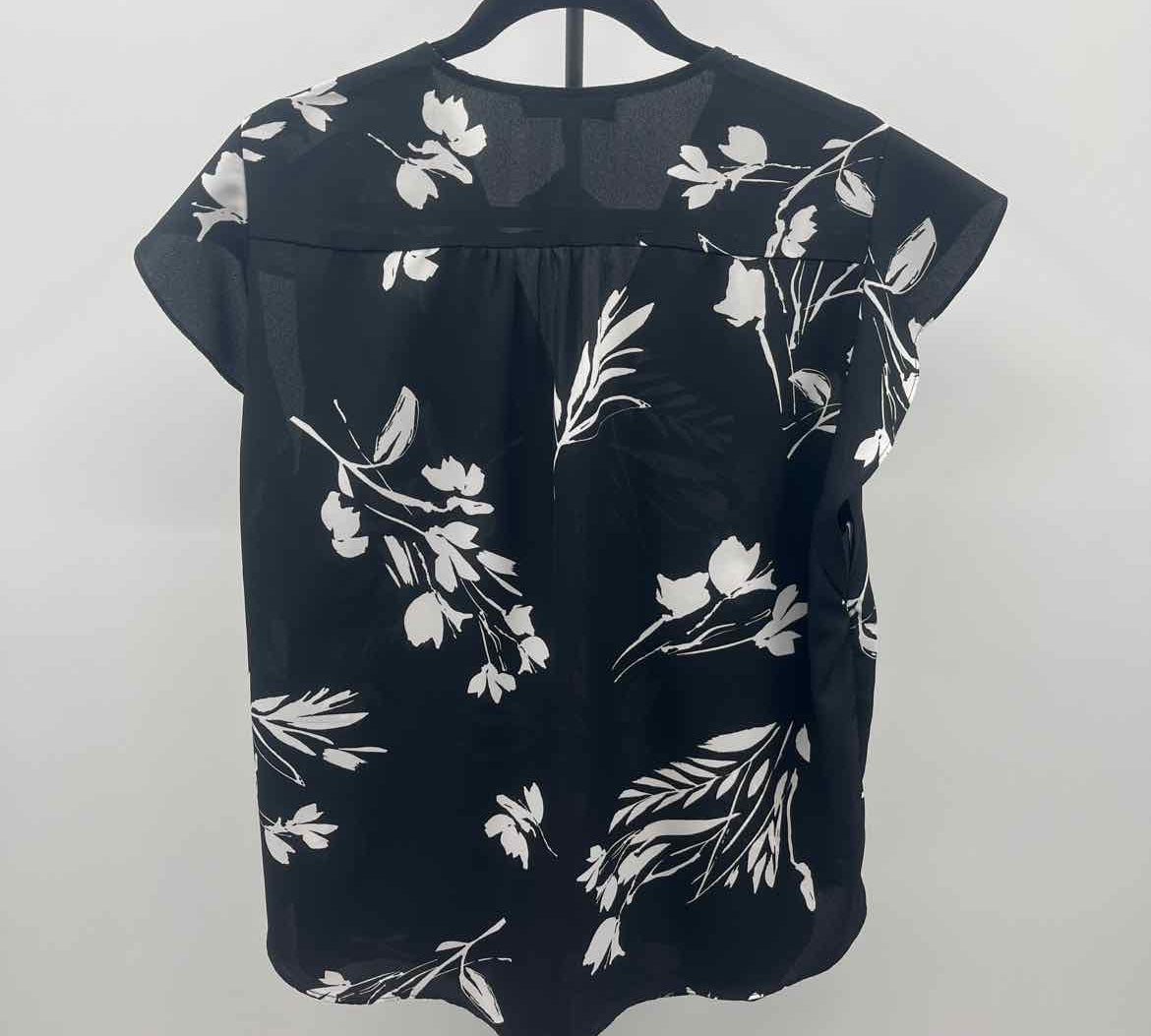 Chaus Women's Size XL Black Floral Short Sleeve Shirt