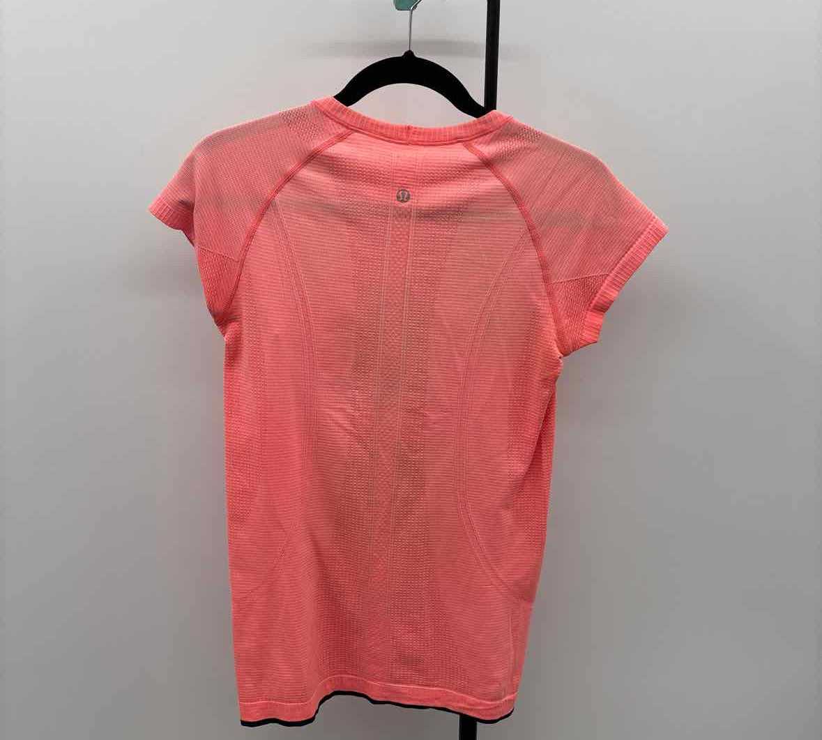 Lululemon Junior's Size S Peach Textured Short Sleeve Shirt