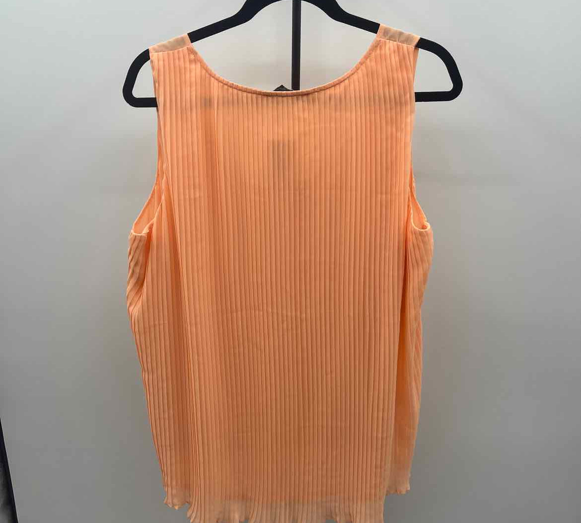 Jessica Simpson Women's Size 1X Peach Pleated Sleeveless Shirt