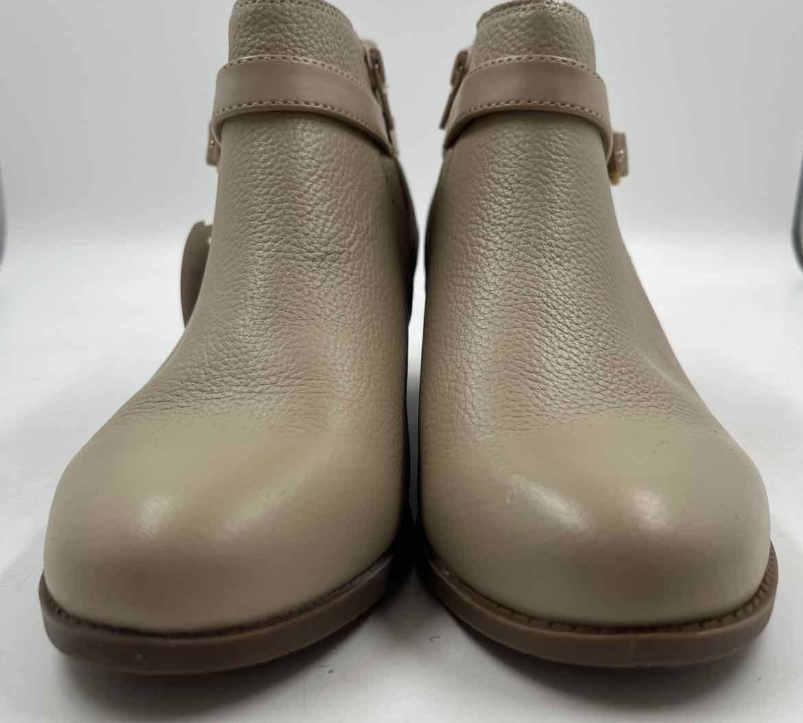 vionic Women's Shoe Size 8 Beige pebble Boots
