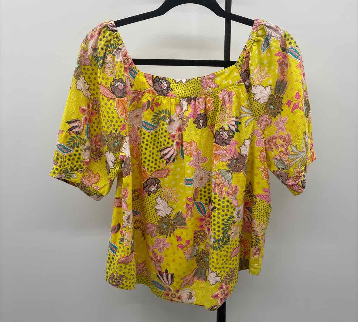 Unbranded Women's Size M Ivory Floral Sleeveless Shirt