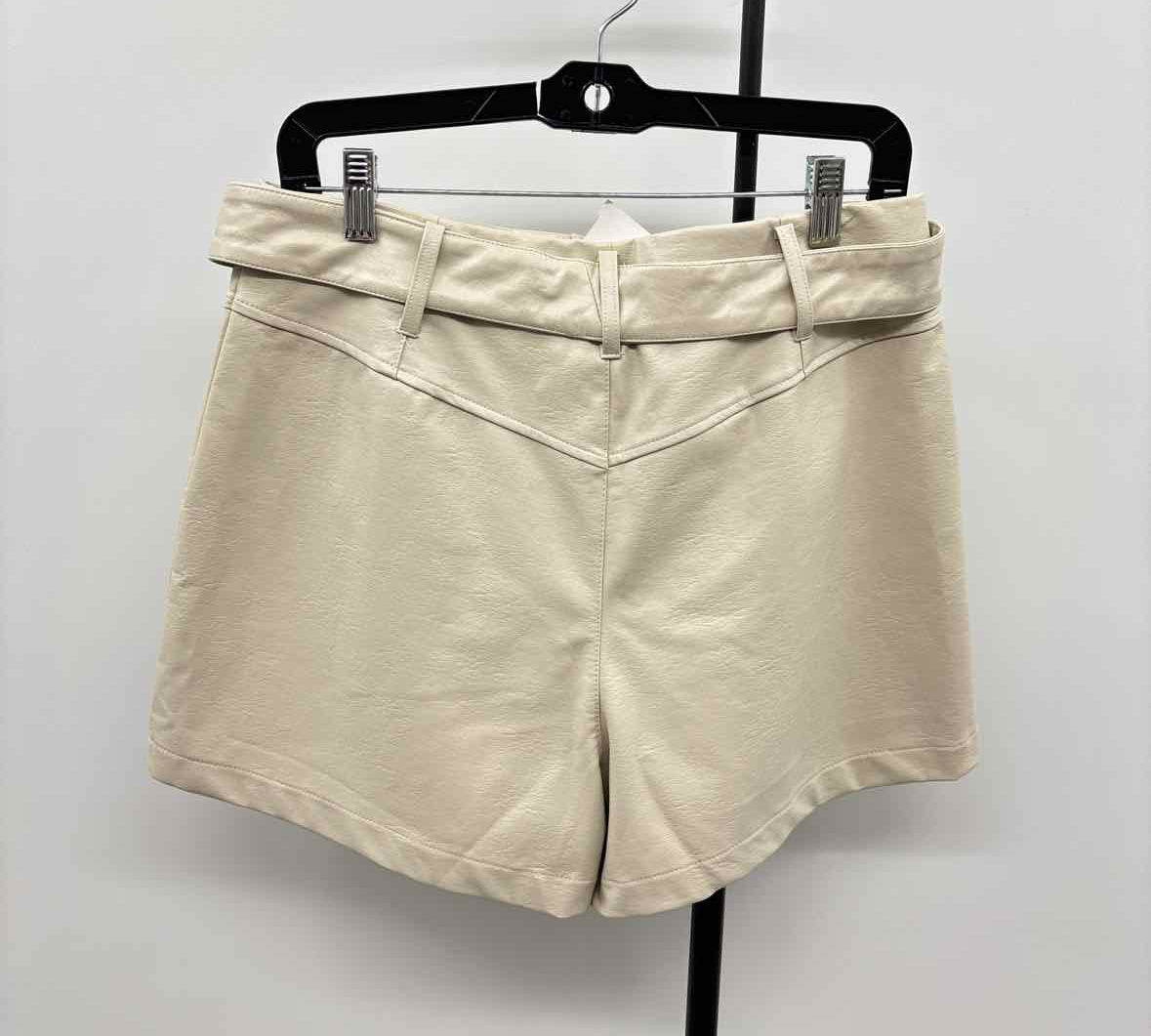 olivaceous Women's Size 14 Ivory Solid Shorts