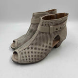 Earth Women's Shoe Size 7.5 Beige dotted Sandals