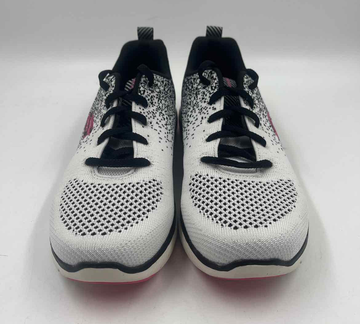 Skechers Women's Shoe Size 7 White Textured Sneakers