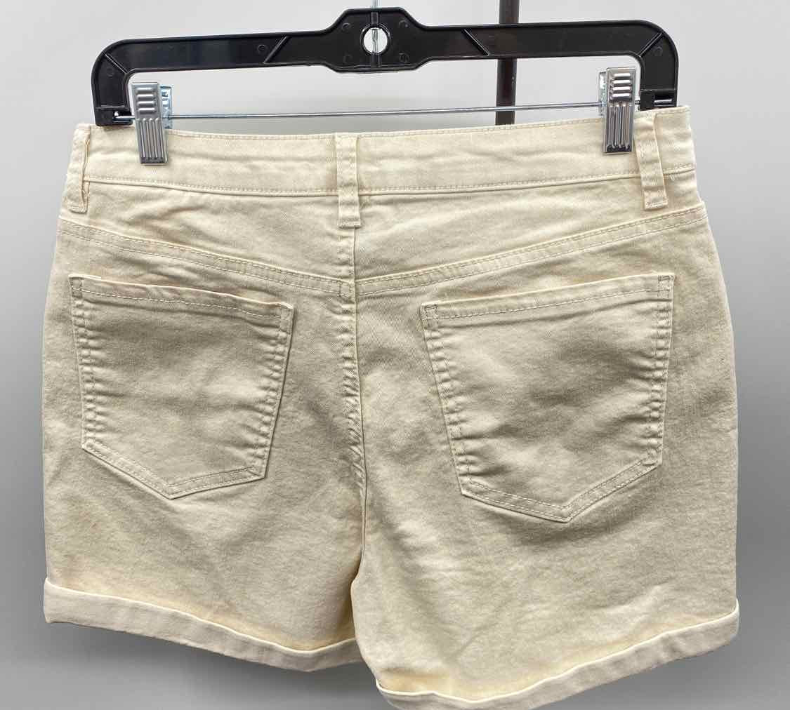 D. Jean Women's Size 8 Ivory Solid Shorts