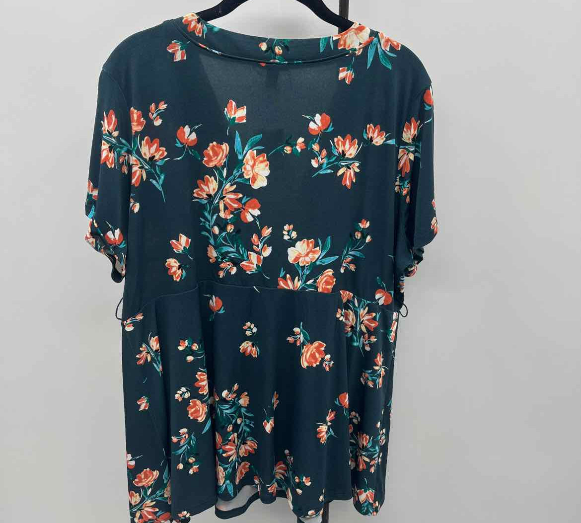 Torrid Women's Size 2X Blue Floral Short Sleeve Shirt