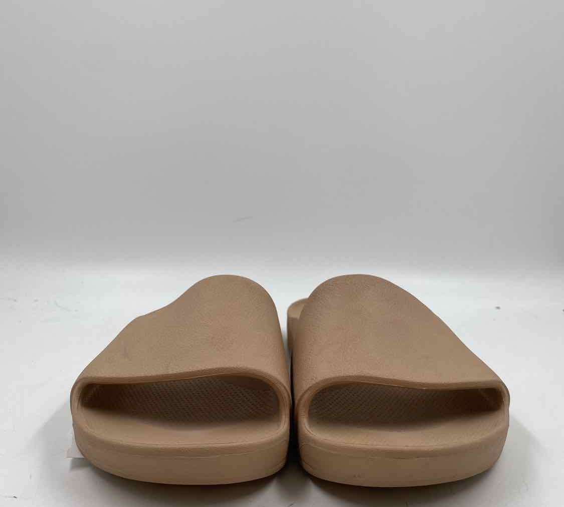Archie's Women's Shoe Size 7 Tan Solid Sandals