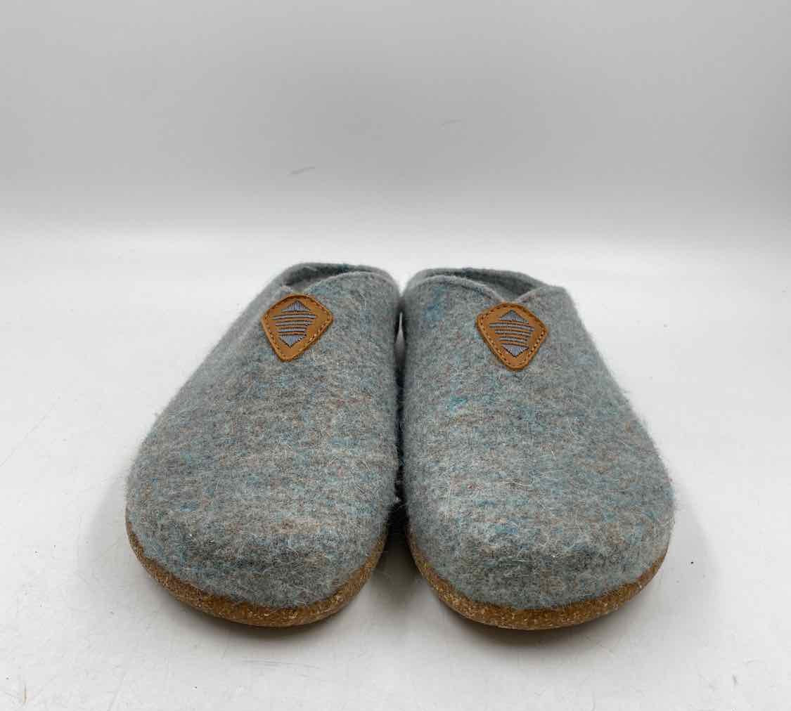 Taos Women's Shoe Size 7 Gray Textured Clogs