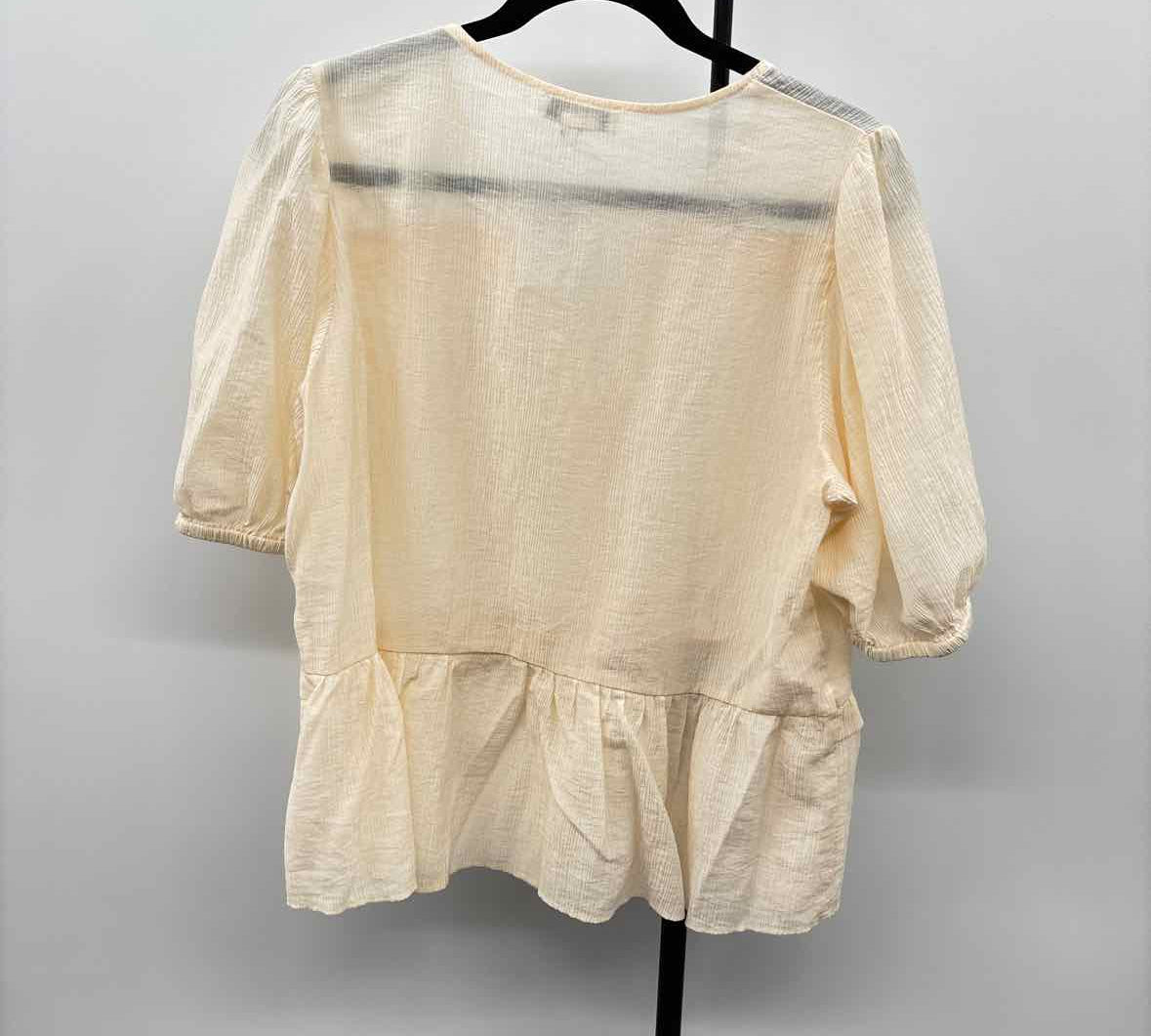 Laura Ashley Women's Size L Ivory Textured Short Sleeve Shirt