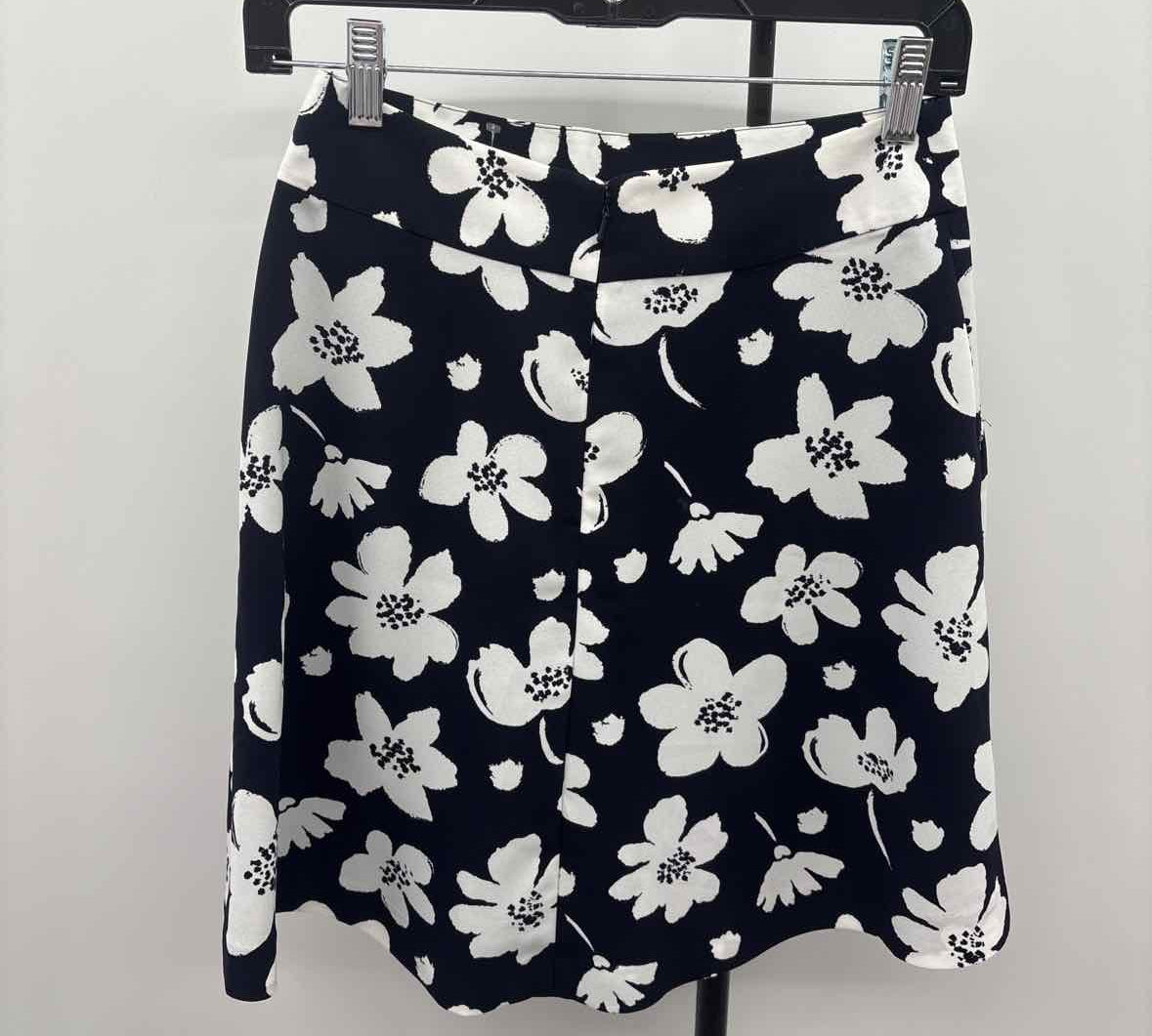 Ann Taylor Women's Size 0P Navy Floral Skirt