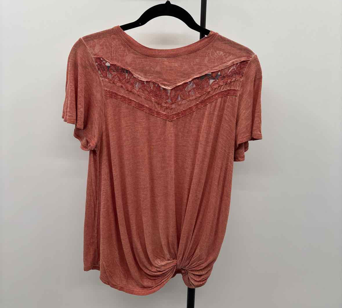 Rewind Women's Size L Salmon Lace Short Sleeve Shirt