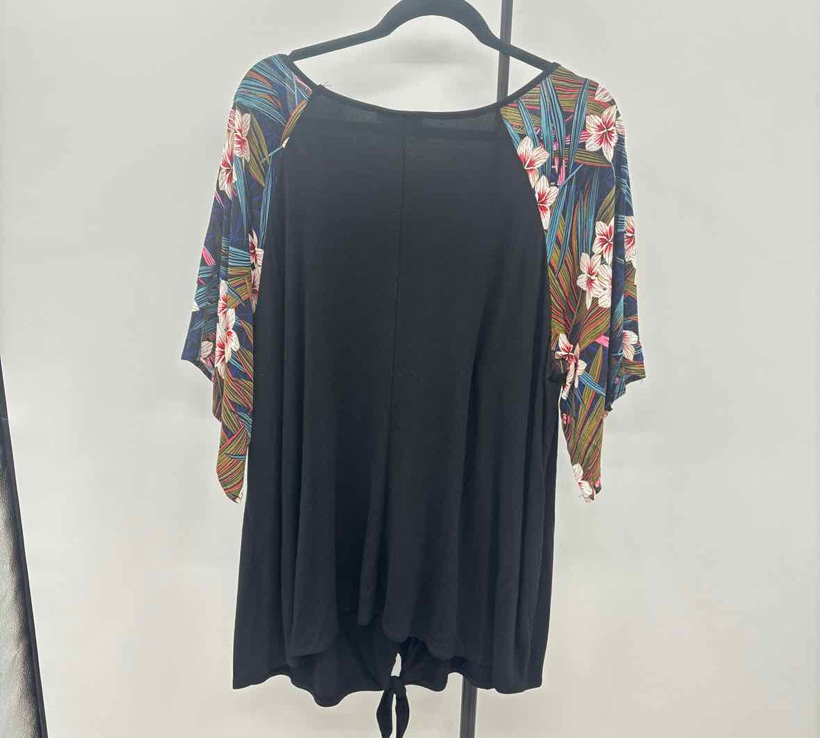 loralette Women's Size 2X Black Floral Short Sleeve Shirt
