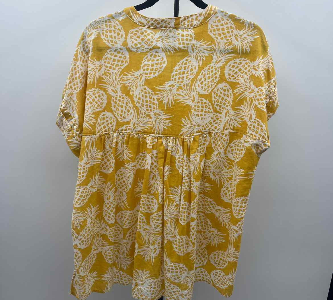 St. John's Bay Women's Size L Yellow Pineapple Short Sleeve Shirt