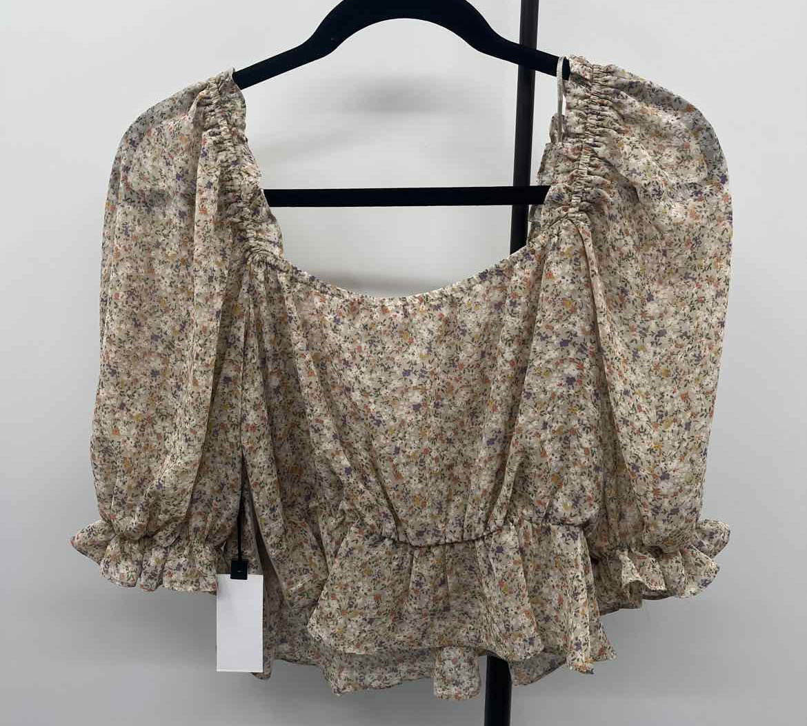 Astr Women's Size M Beige Floral Short Sleeve Shirt