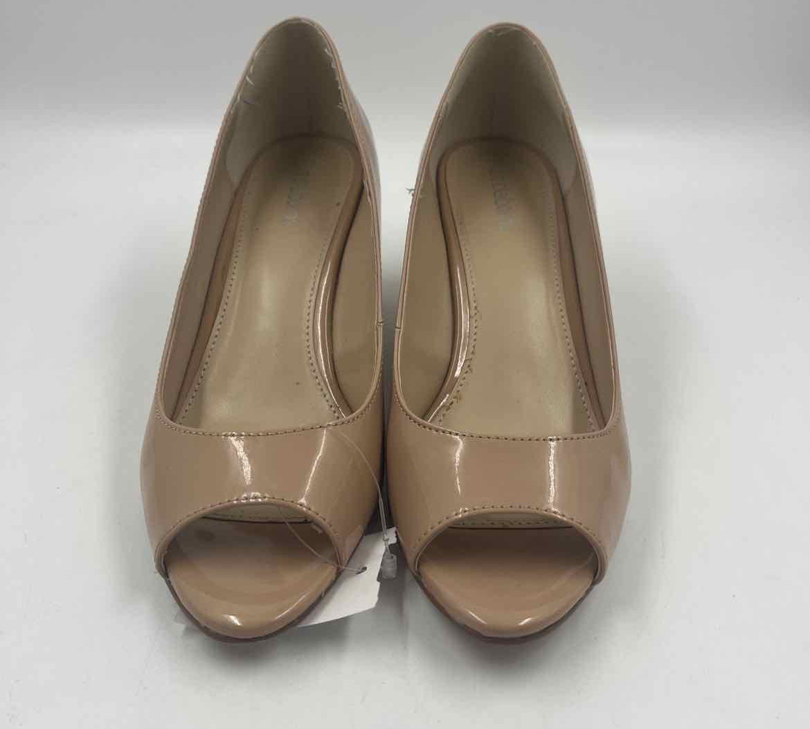 Liz Claiborne Women's Shoe Size 7 Nude Solid Wedges