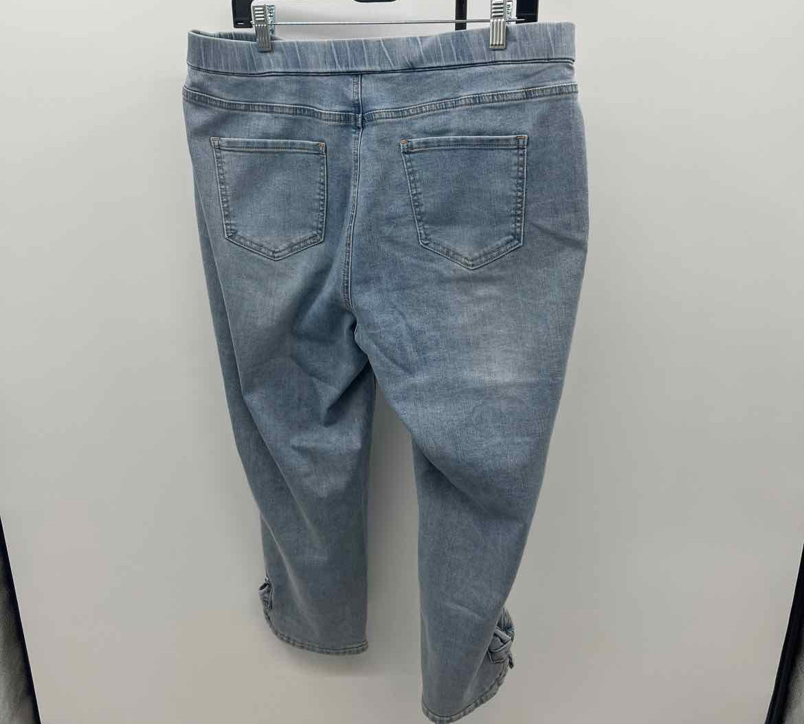 Charlie B Women's Size 12 Blue Solid Capris
