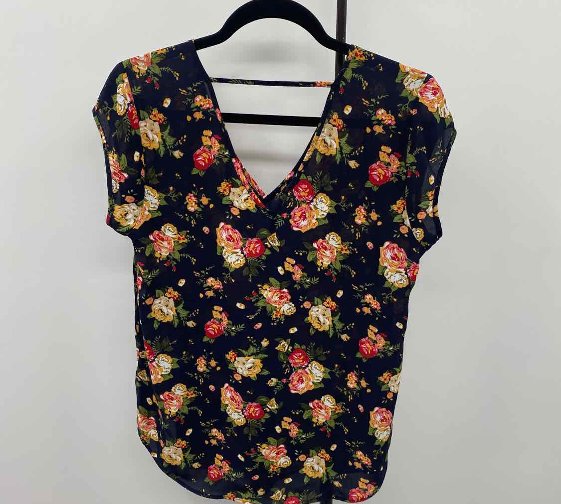 DR2 Women's Size S Black Floral Short Sleeve Shirt