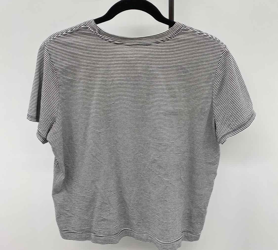 Nike Women's Size L Black Stripe Short Sleeve Shirt